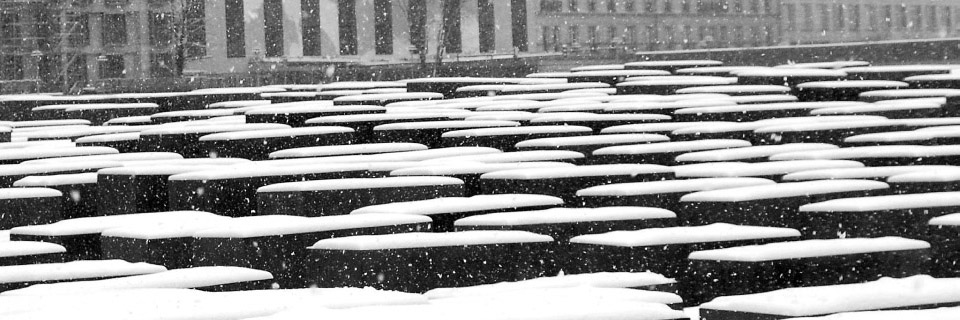 Steine des Holocaust Mahnmals in Berlin mit Schnee überdeckt