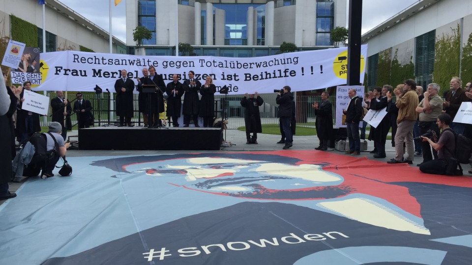 Rechtsanwälte und Bürger*innen demonstrierten am 30.05.2015 vor dem Bundeskanzleramt gegen Totalüberwachung